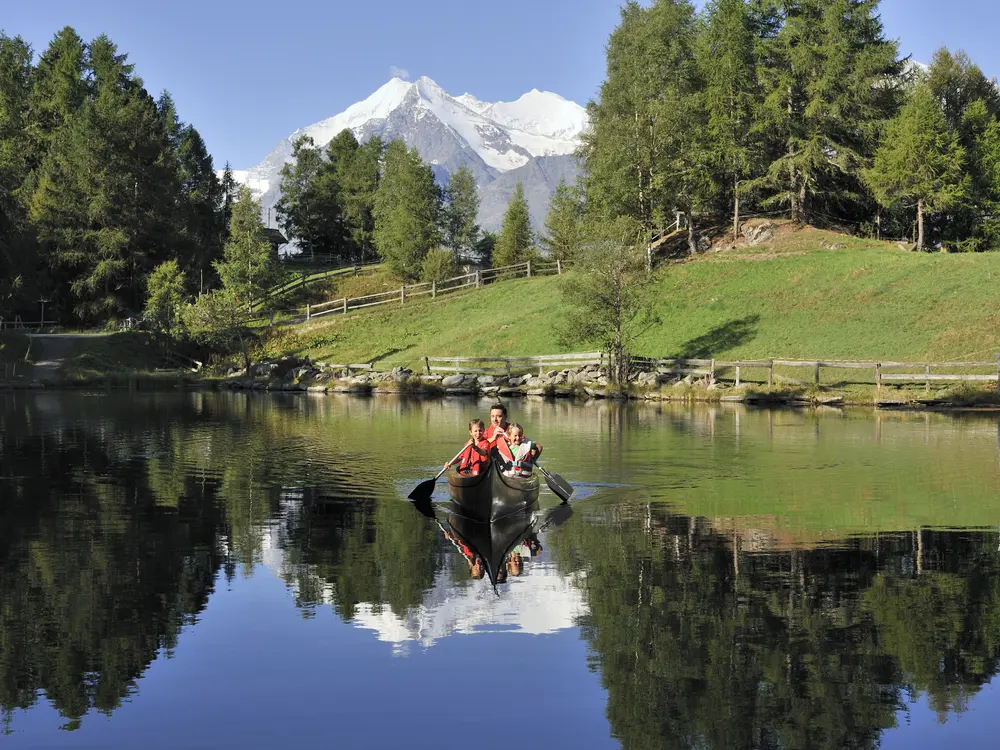 Familie im Kanu auf dem Grächnersee oberhalb von Grächen