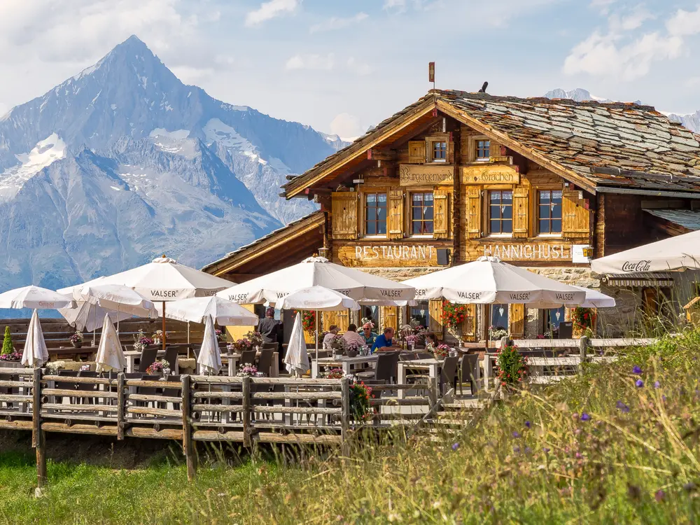 Das Restaurant Hannighuesli auf der Graechner Hannigalp im Sommer