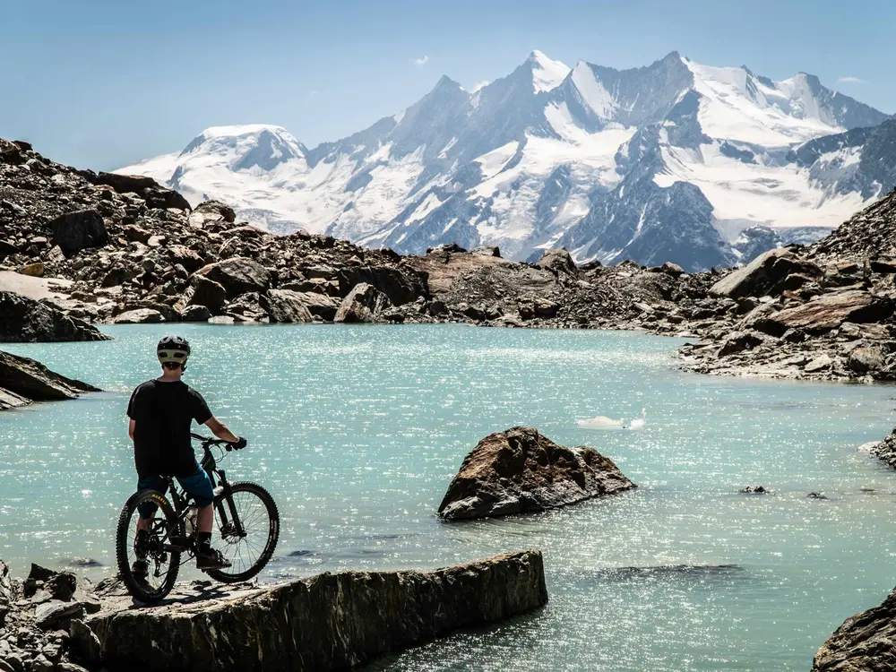 Mountainbiker am Gletschersee