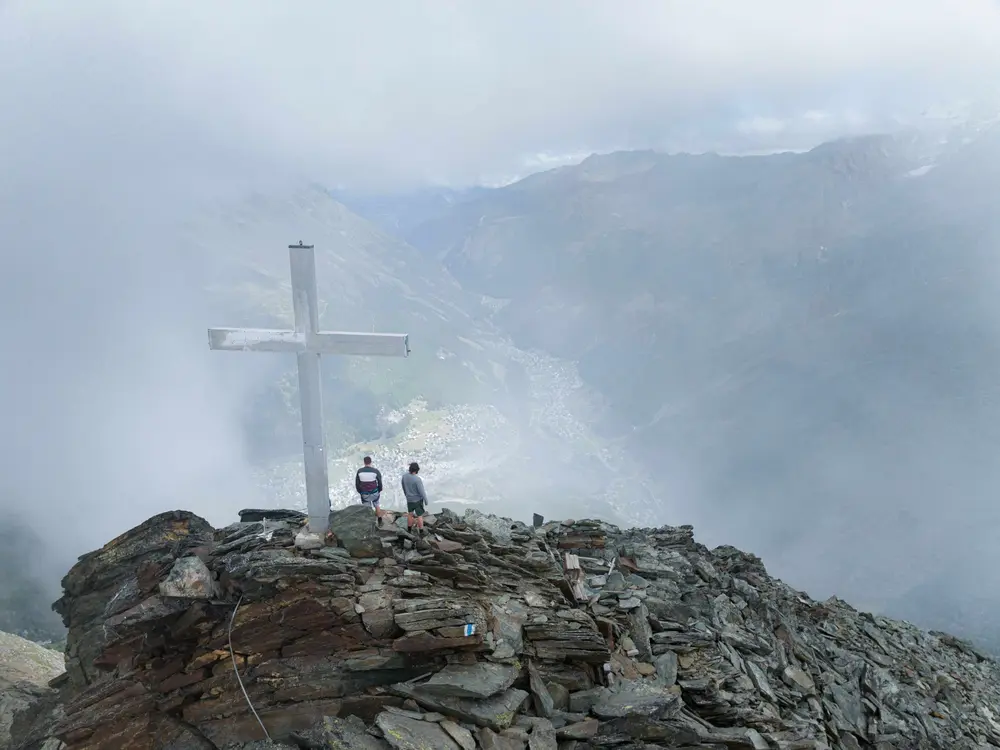 Auf das 3142 m hohe Mittaghorn führt ein Klettersteig