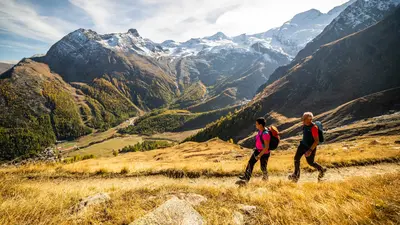 Wandern im Herbst durch das Saastal