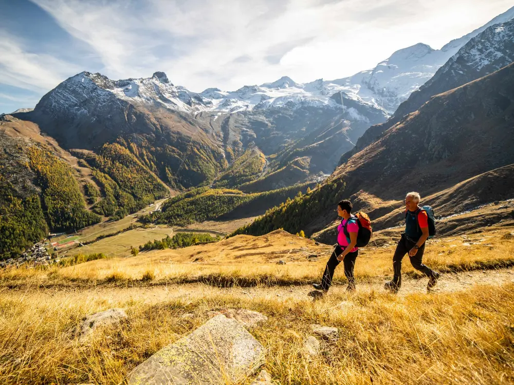 Wandern im Herbst durch das Saastal