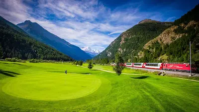 Golfen beim Matterhorn Golf Club vor Bergkulisse und Bahn