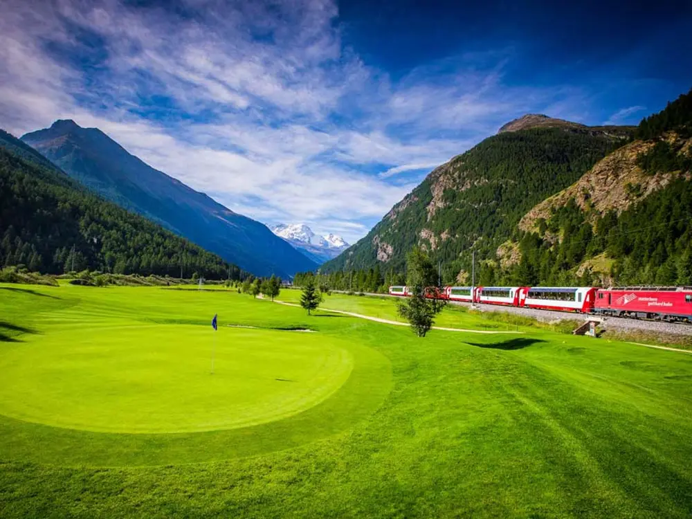 Golfen beim Matterhorn Golf Club vor Bergkulisse und Bahn