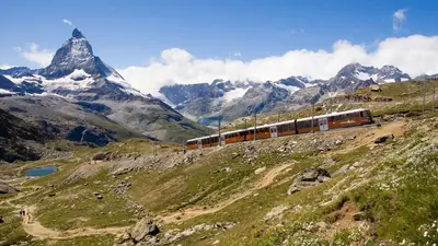 Die Gornergrat Bahn im Sommer vor der Kulisse des Matterhorns