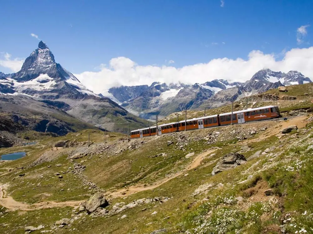 Die Gornergrat Bahn im Sommer vor der Kulisse des Matterhorns