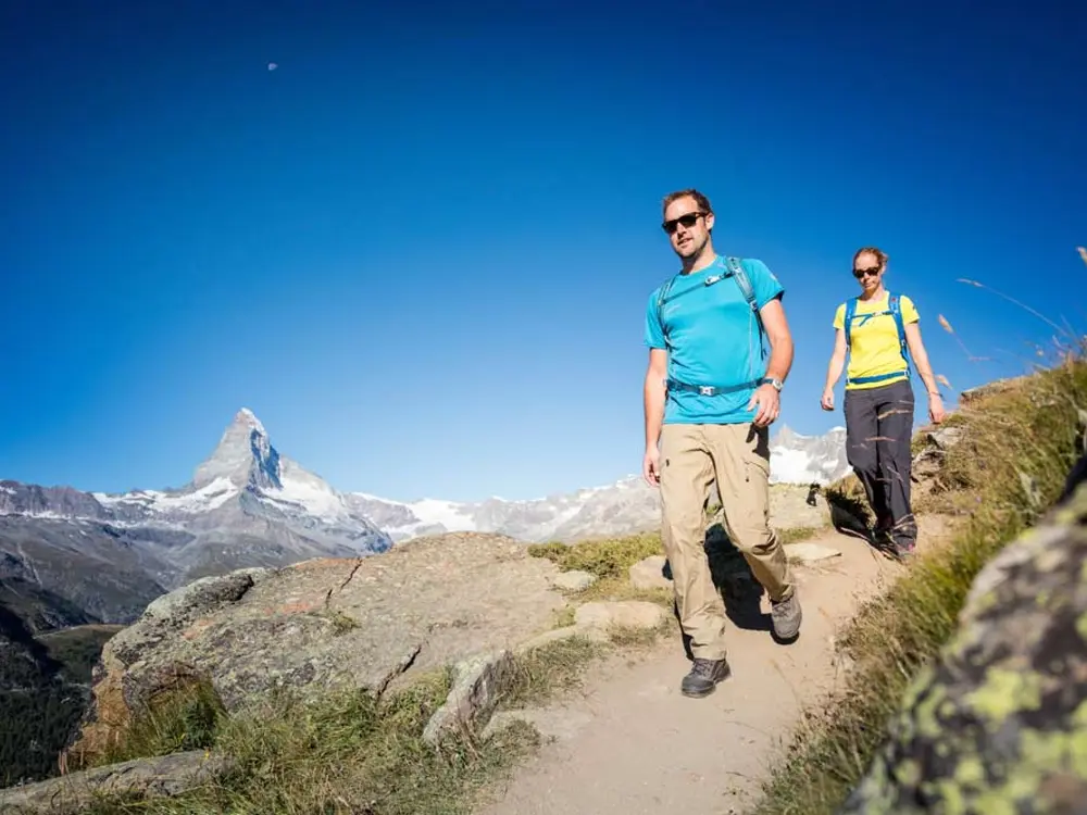 Wandern vom Blauherd zur Fluhalp vor Bergkulisse
