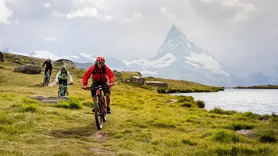 Biken beim Stellisee mit Blick zum Matterhorn