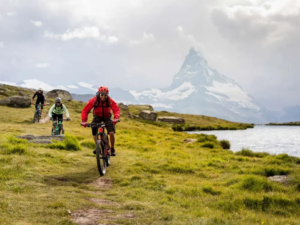 Biken beim Stellisee mit Blick zum Matterhorn
