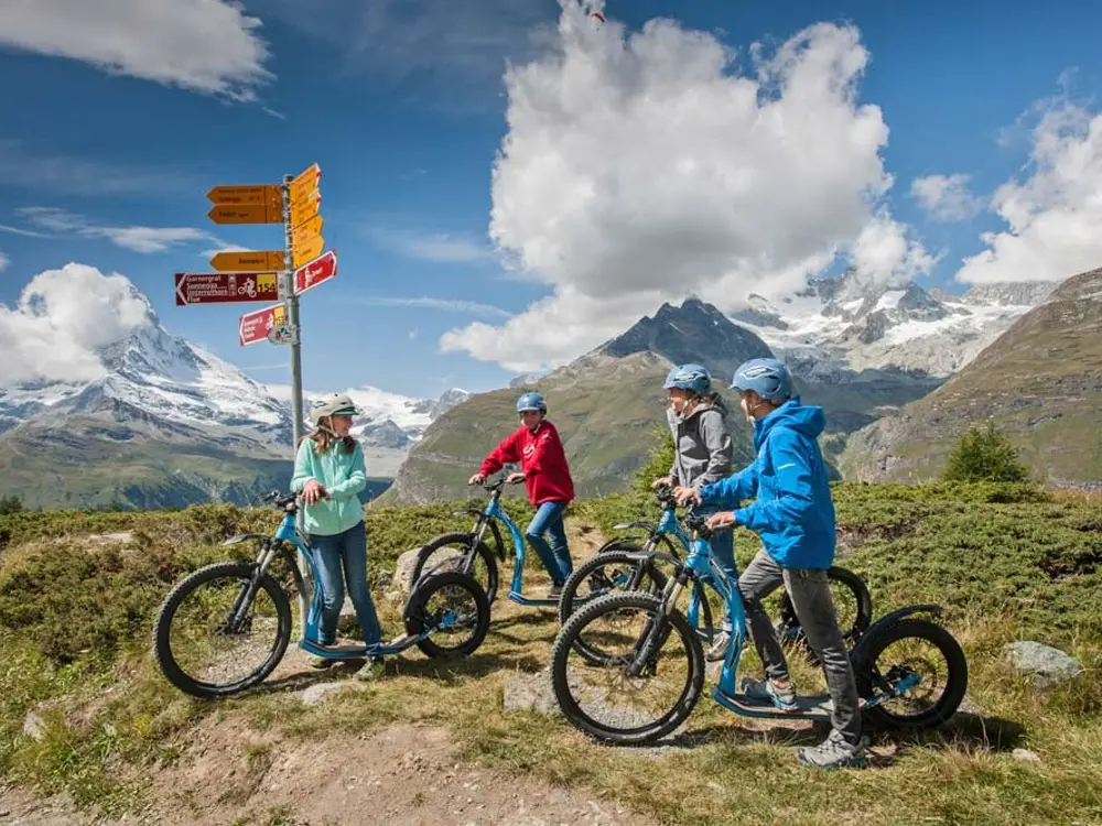 Radfahrer beim Kickbiking von Sunnegga nach Zermatt