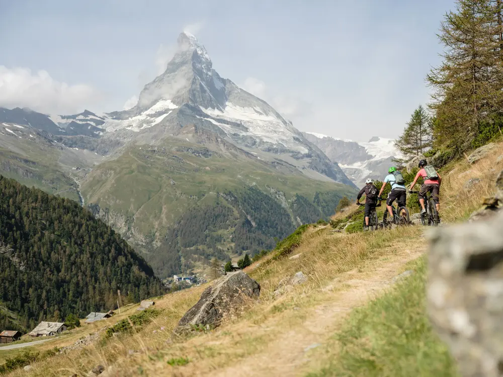 Mountainbiken vor der Kulisse des Matterhorns