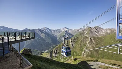 Die Doppelstockbahn führt von Samnaun auf den  Alp Trida Sattel.