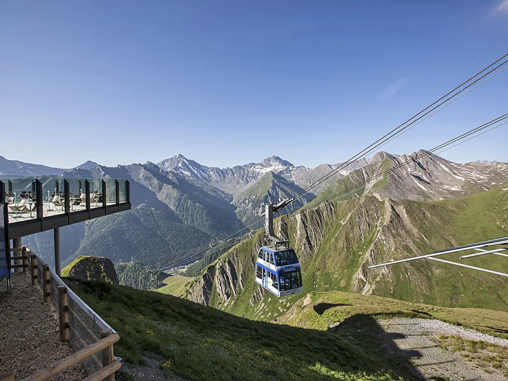 Die Doppelstockbahn führt von Samnaun auf den  Alp Trida Sattel.