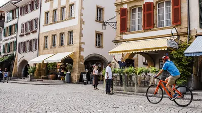 Radfahrer in der Altstadt von Murten