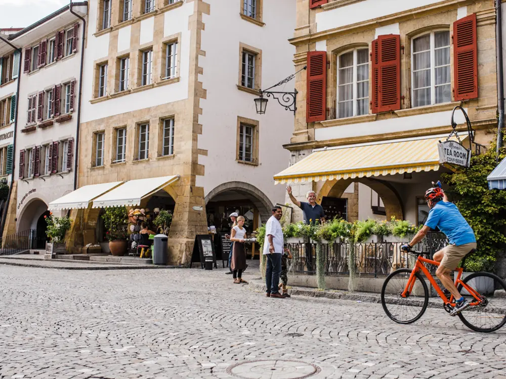 Radfahrer in der Altstadt von Murten