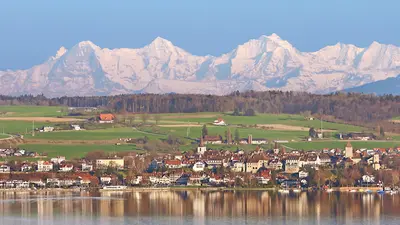 Blick vom Murtensee auf die Stadt Murten
