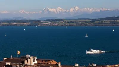 Blick auf den Neuenburgersee und die Bergwelt des Jura