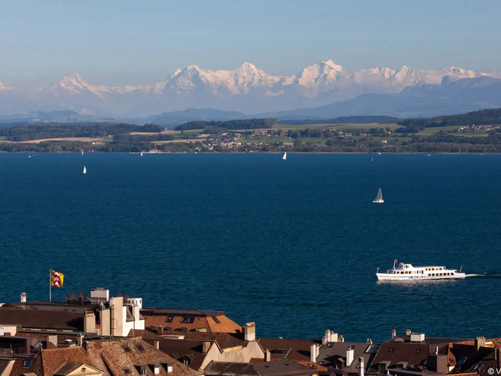 Blick auf den Neuenburgersee und die Bergwelt des Jura