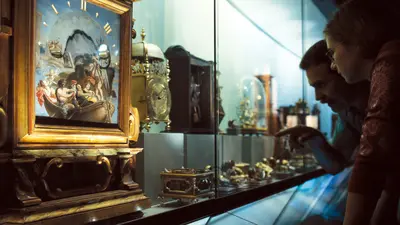 Besucher im Uhrenmuseum in Le Locle