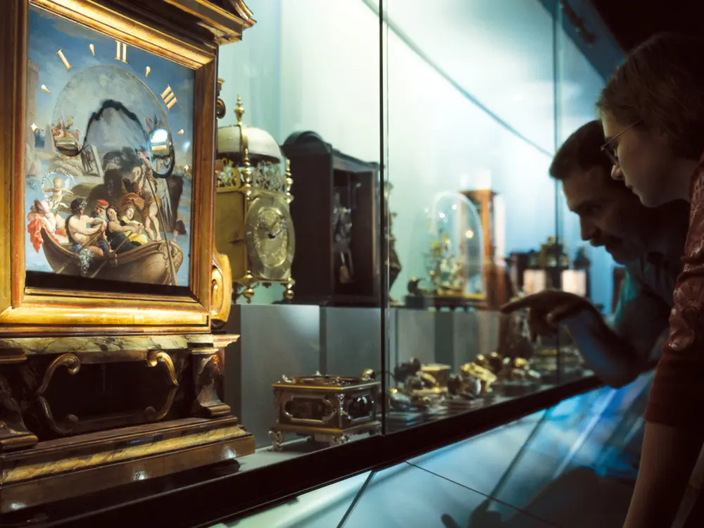 Besucher im Uhrenmuseum in Le Locle