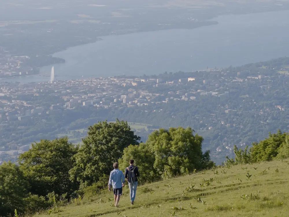 Wanderer auf dem Mont Salève mit Ausblick auf Genf und den Genfer See