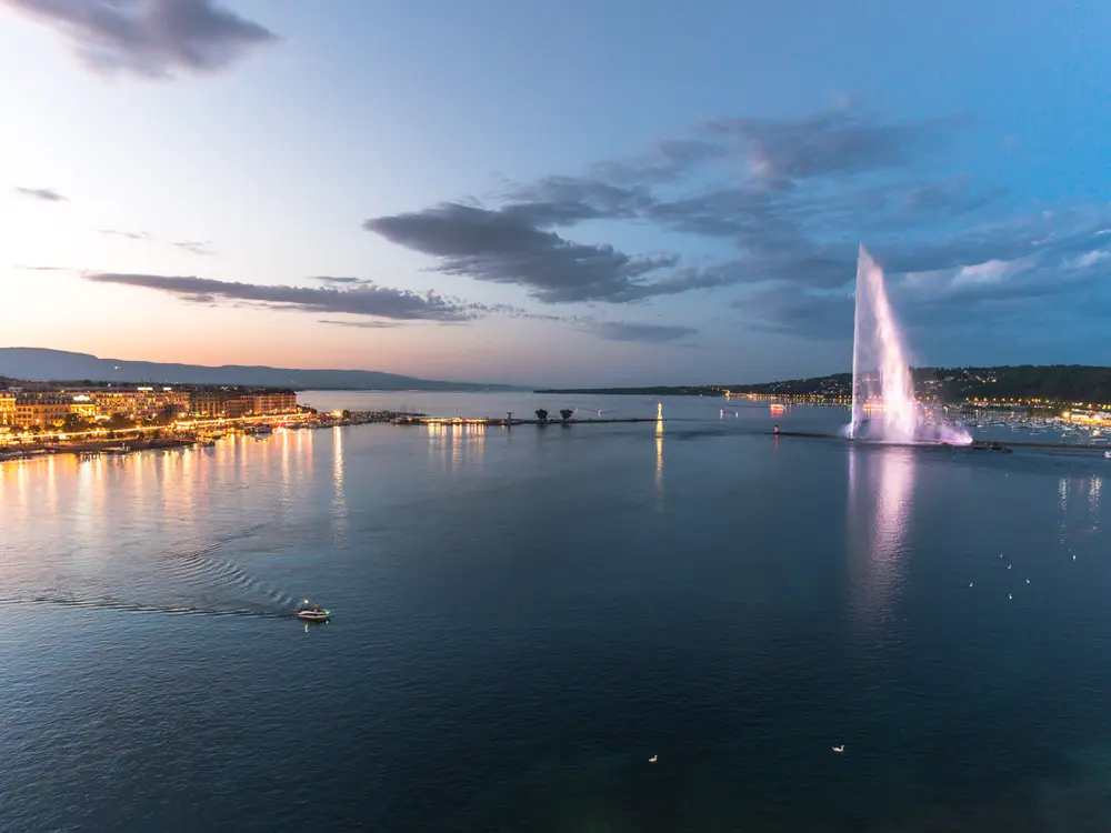 Jet d´eau im Genfer See am Abend