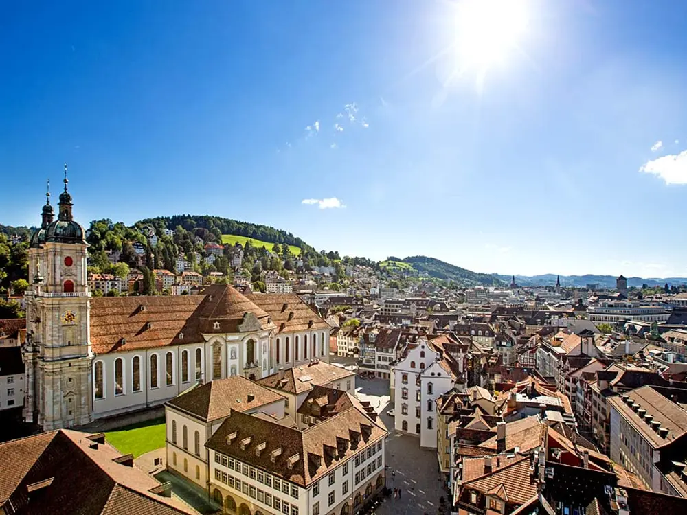 Luftaufnahme des Stiftsbezirk St. Gallen mit der Stiftskirche
