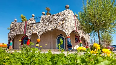 Außenfassade der Hundertwasser-Markthalle in Altenrhein