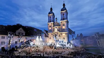 Nächtliche Aufführung der Verdi-Oper 'Attila' bei den St. Galler Festspielen vor der Stiftskirche