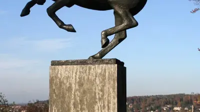 Springendes Pferd im Rosengarten