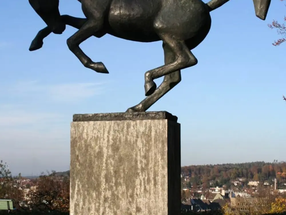 Springendes Pferd im Rosengarten