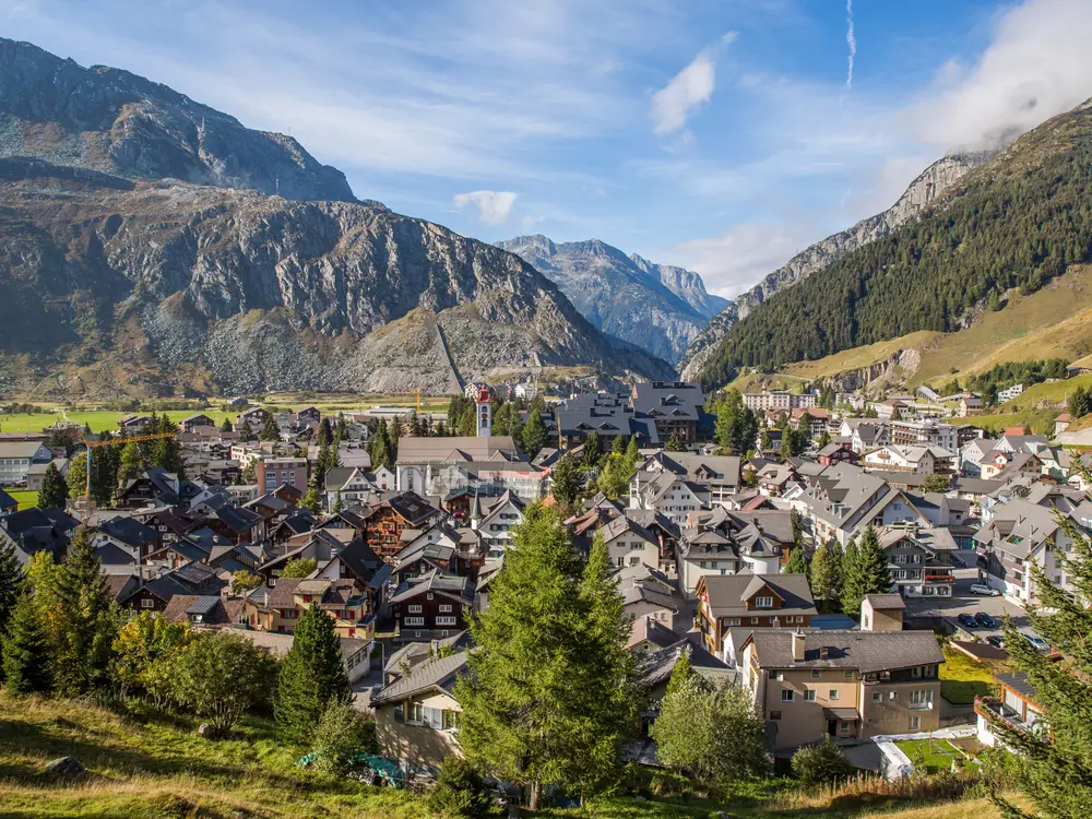 Dorf Andermatt in der Region Andermatt im Sommer
