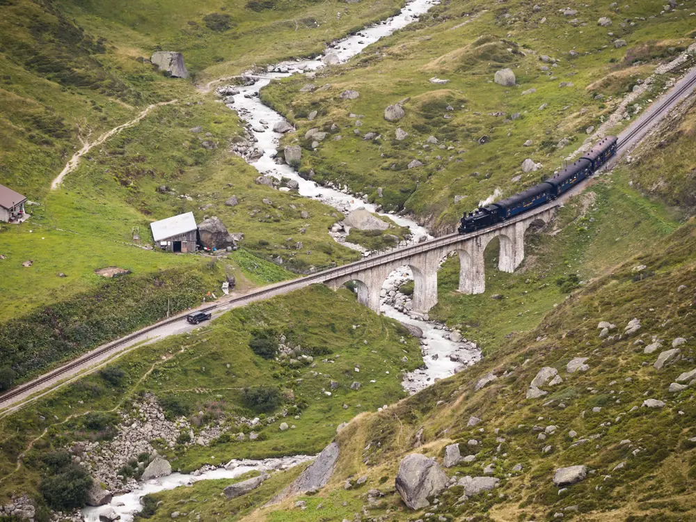 Furka Dampfbahn auf dem Weg durch die Ferienregion Andermatt