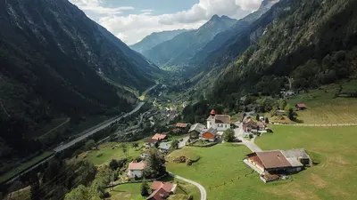 Luftbild vom Dorf Gurtnellen in der Ferienregion Andermatt