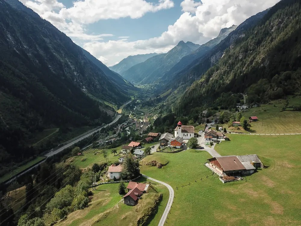 Luftbild vom Dorf Gurtnellen in der Ferienregion Andermatt