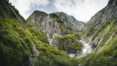 Panorama: Schoellenenschlucht mit Teufelsbrücke in der Ferienregion Andermatt