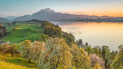 Blick auf Weggis am Vierwaldstättersee mit dem Pilatus im Hintergrund