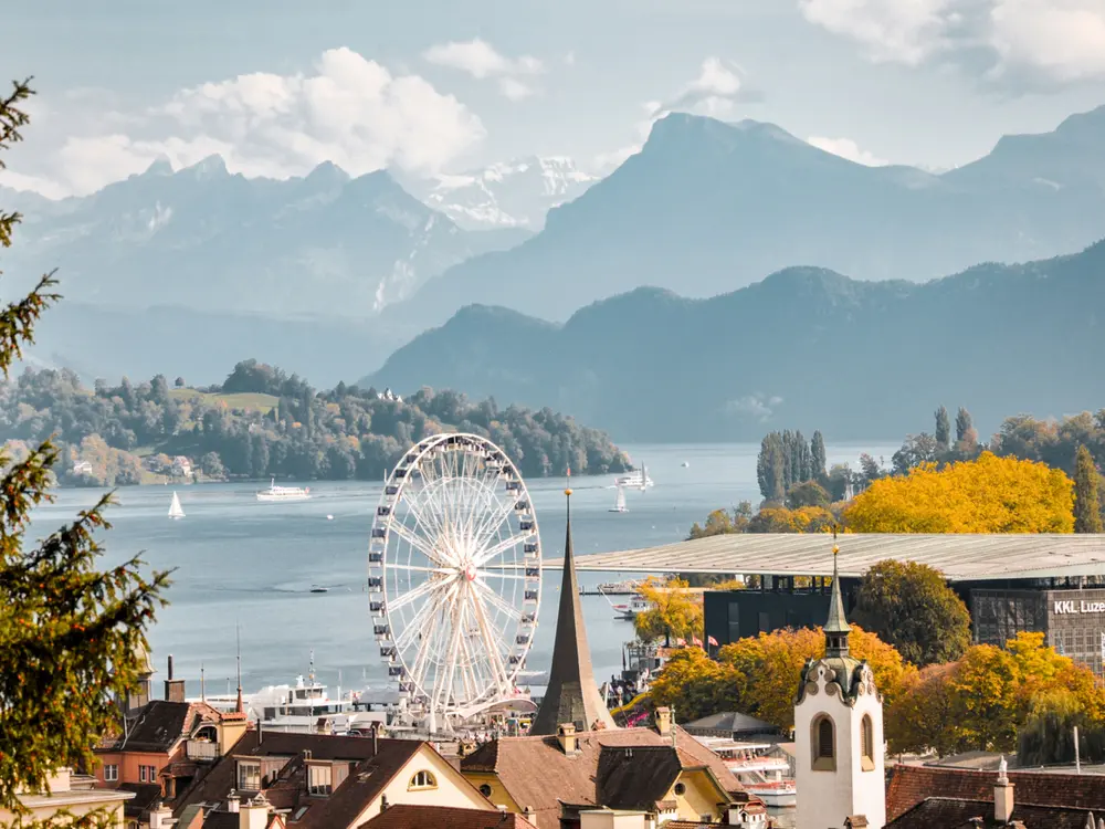 Herbstliche Aussicht von der Museggmauer über den Vierwaldstättersee