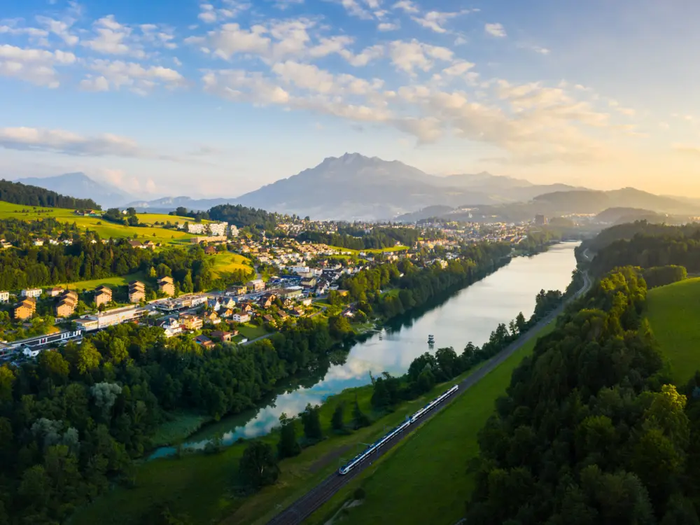 Rotsee am Abend mit Zug und Pilatus