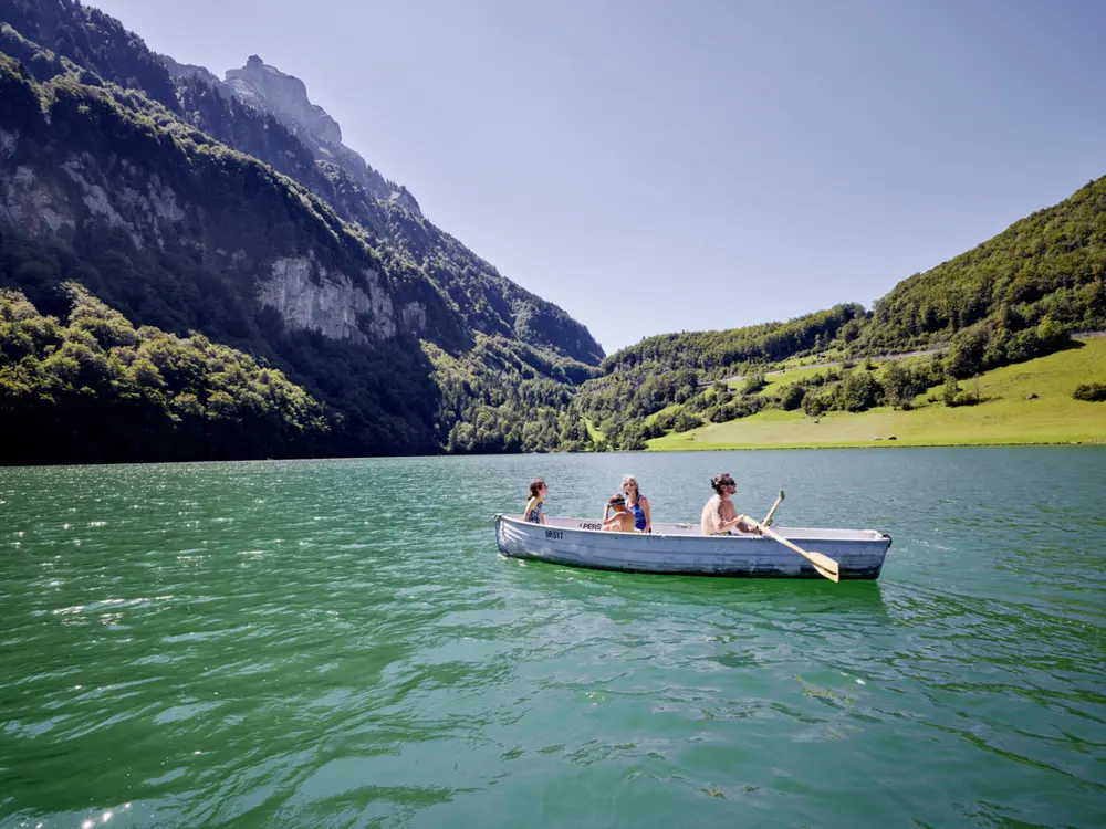 Paddelboot mit Familie im Seelisberger Seeli