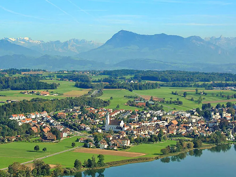 Luftaufnahme des Orts Sempach am Sempachersee