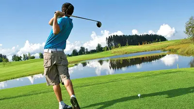 Golfer beim Abschlag auf dem Golfplatz in Hildisrieden