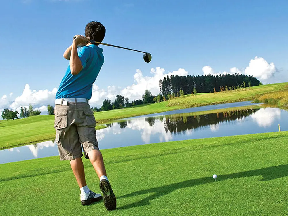 Golfer beim Abschlag auf dem Golfplatz in Hildisrieden