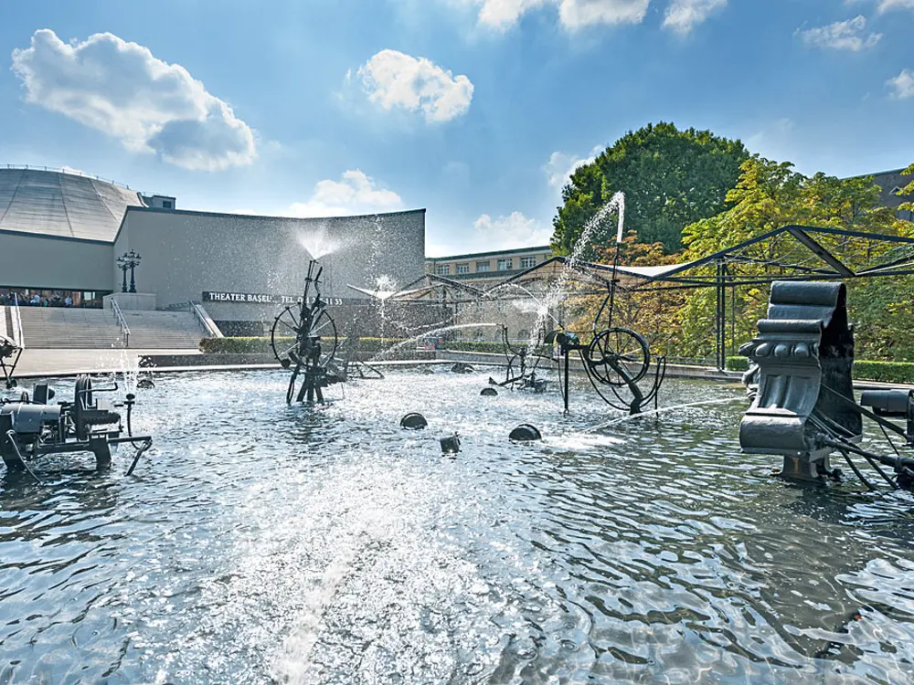 Skulpturen des Tinguely-Brunnens Basel mit dem Theater im Hintergrund