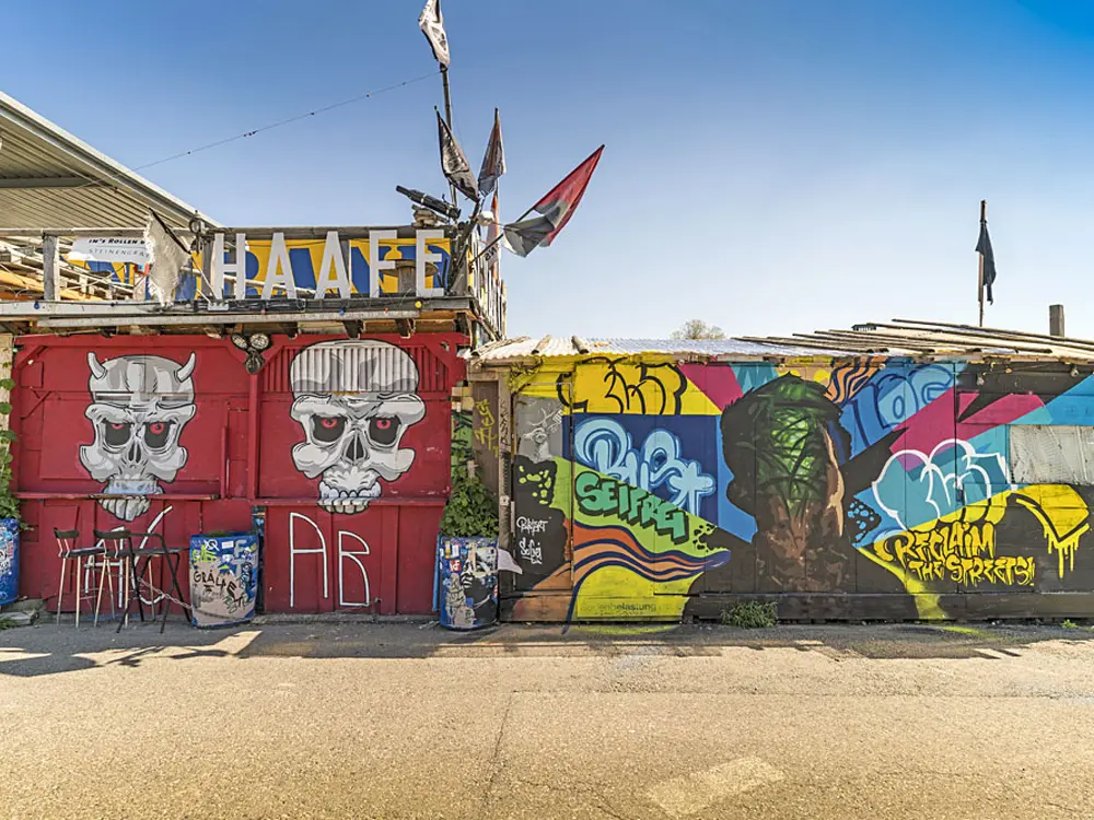 Graffitis am Wagenplatz in Basel