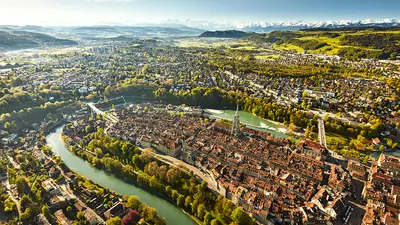 Luftaufnahme der Berner Altstadt und der Aareschlaufe