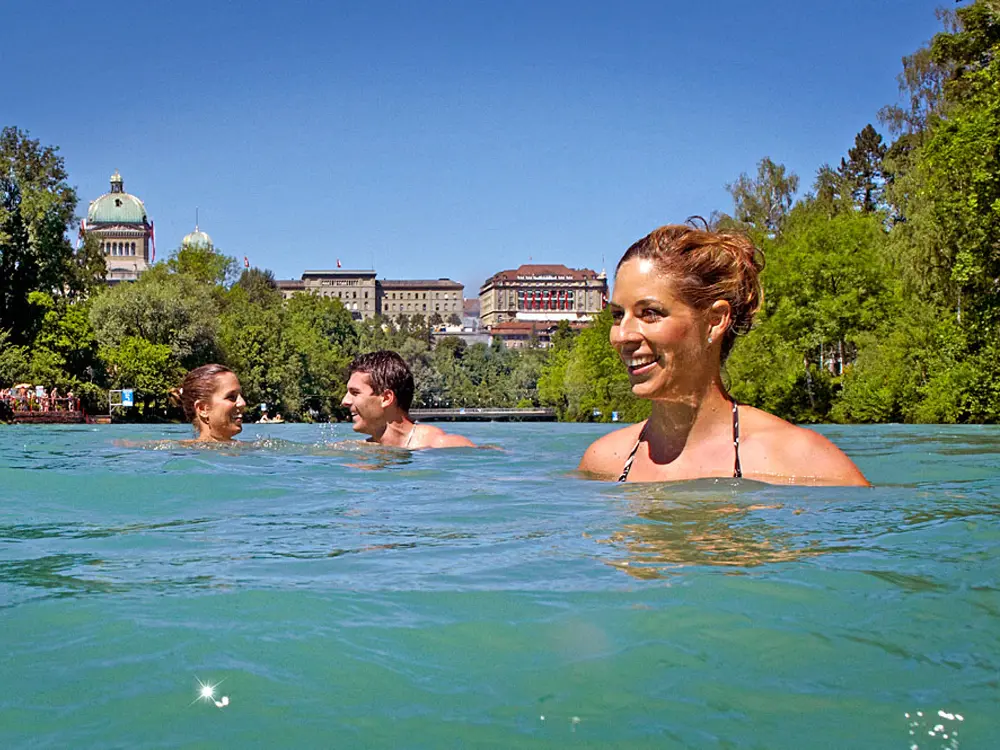 In der Aare in Bern schwimmen die Menschen an heißen Tagen
