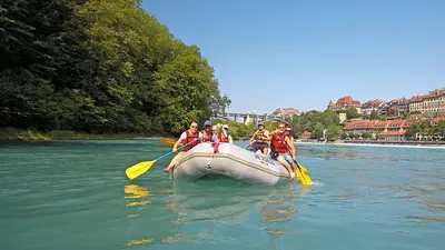 Schlauchbootfahren auf der Aare in Bern