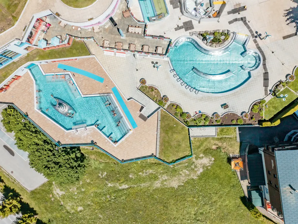 Luftaufnahme der Leukerbad Therme