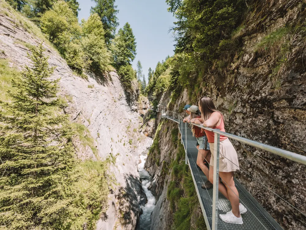 Der Thermalquellen-Steg ist eine imposante Stahlkonstruktion, die auf rund 600 Metern durch die Dalaschlucht führt